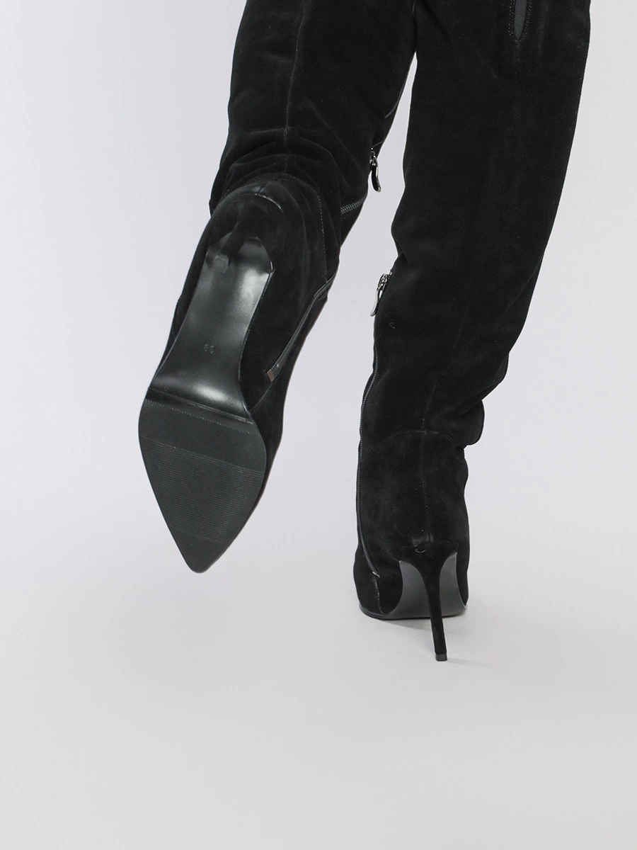 Ботфорты черного цвета на высоком каблуке